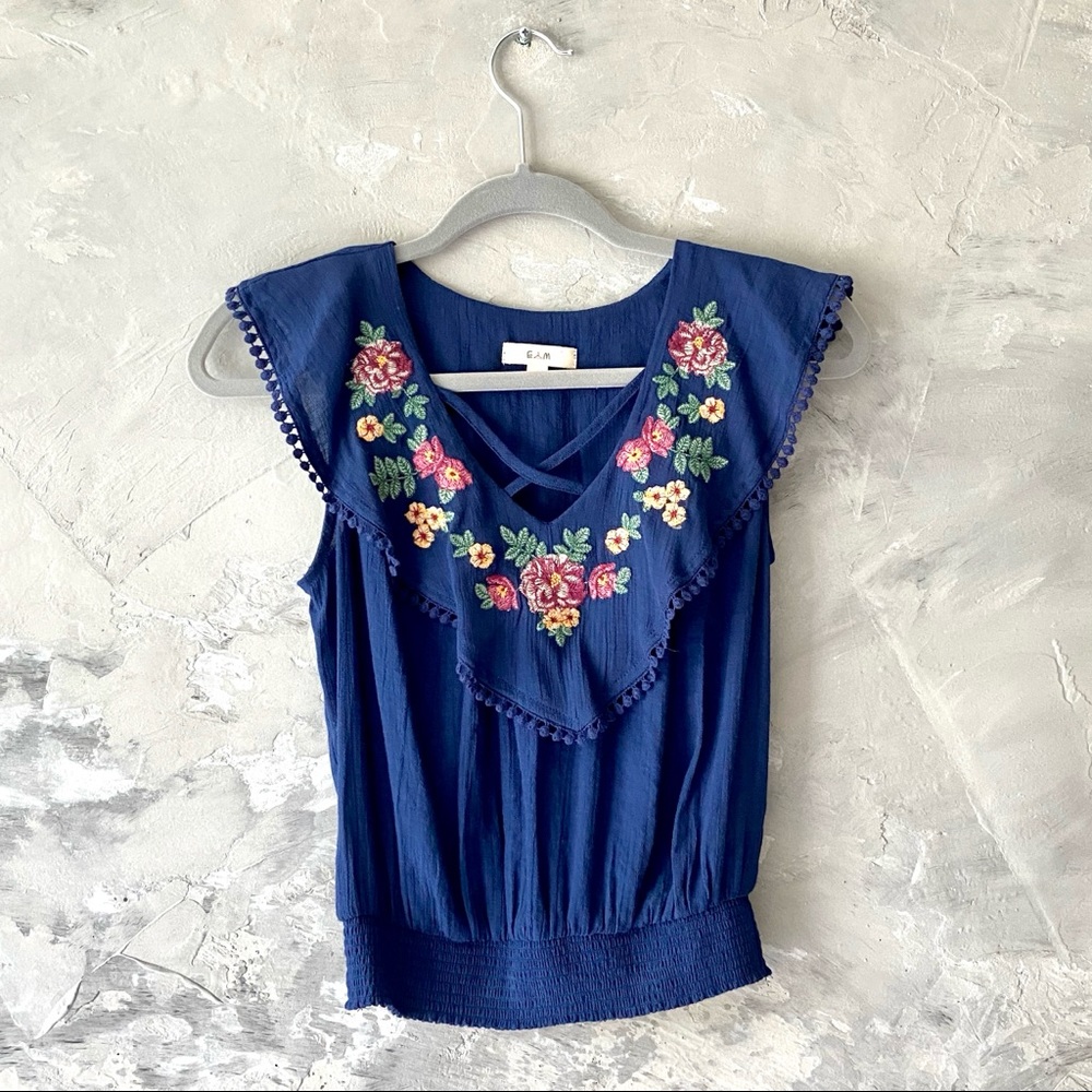 E & M adjusted waist embroidered blouse